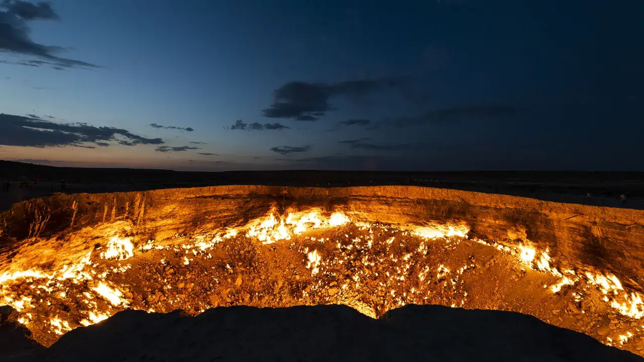 Płonące wrota piekieł w Turkmenistanie, krater Darwaza, nocą.