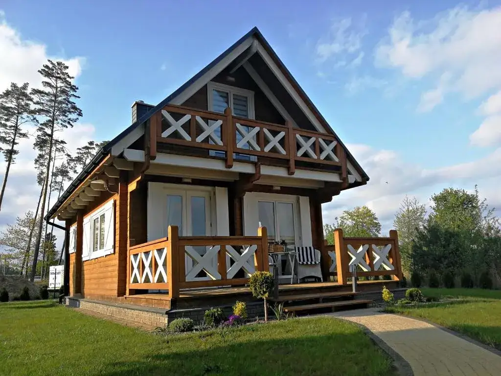Tabela lub wykres cen wynajmu domków nad jeziorem Miedwie w zależności od sezonu i standardu