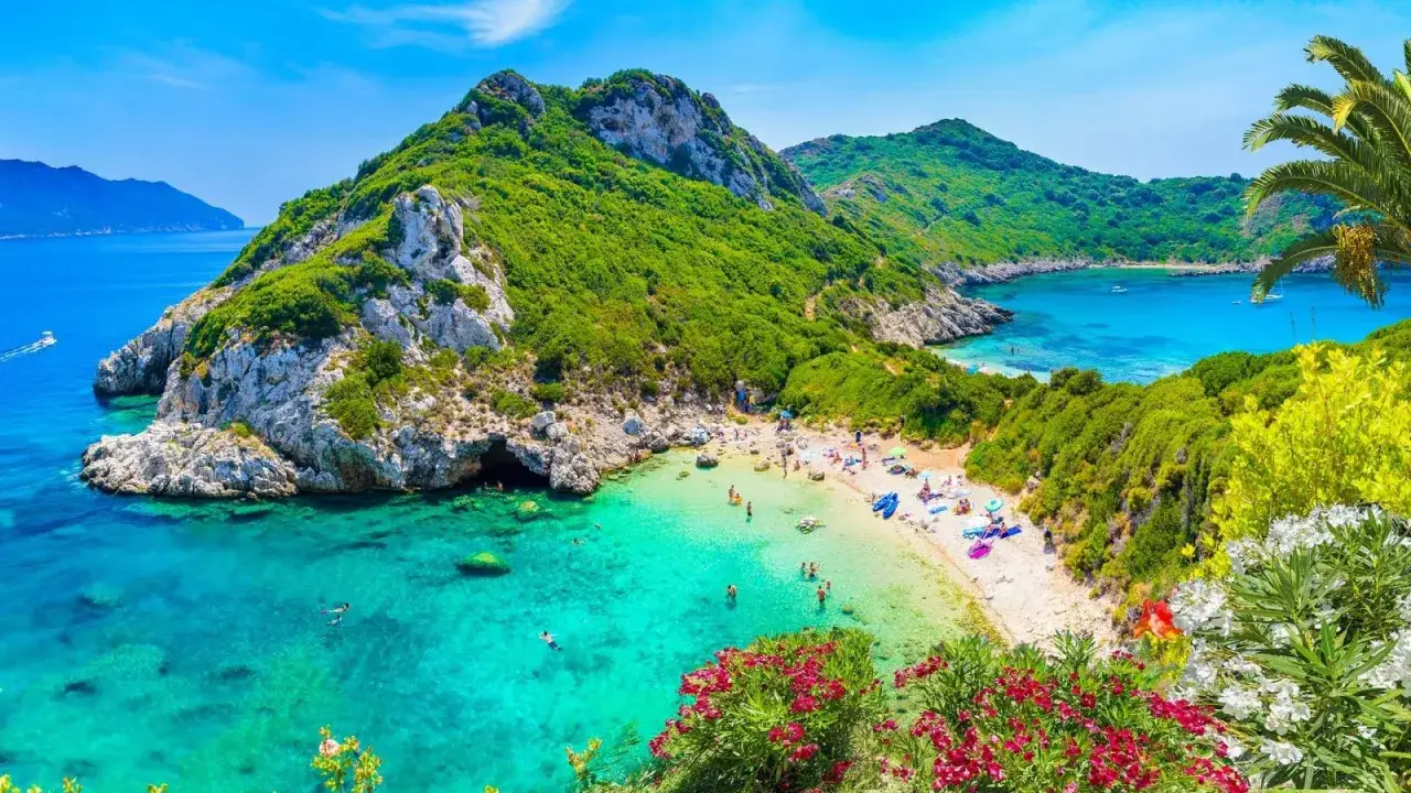 Malownicza zatoka z turkusową wodą i piaszczystą plażą, idealne miejsce na wakacje. Korfu co zobaczyć? To miejsce jest obowiązkowe!