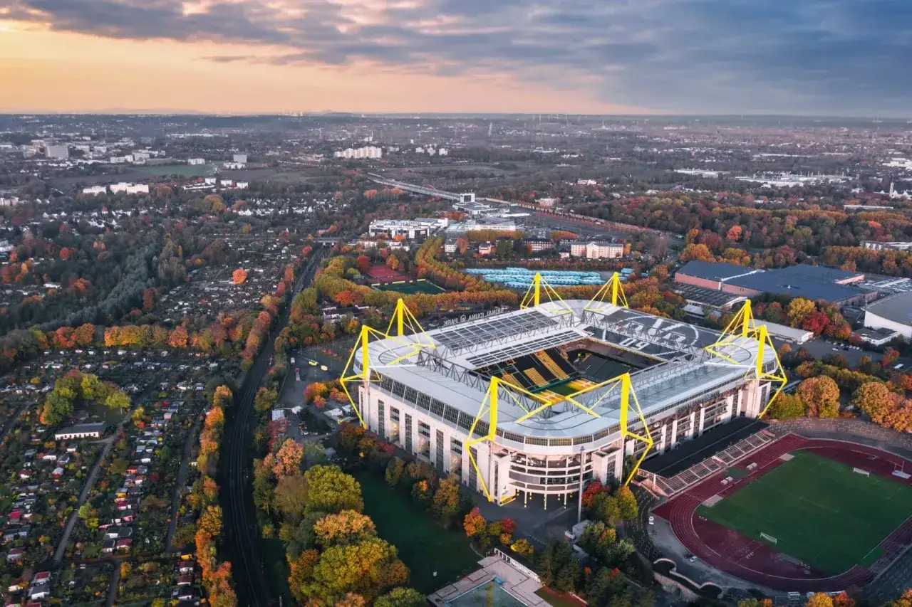 Stadion Signal Iduna Park, serce największego miasta Zagłębia Ruhry, otoczony jesiennymi barwami.