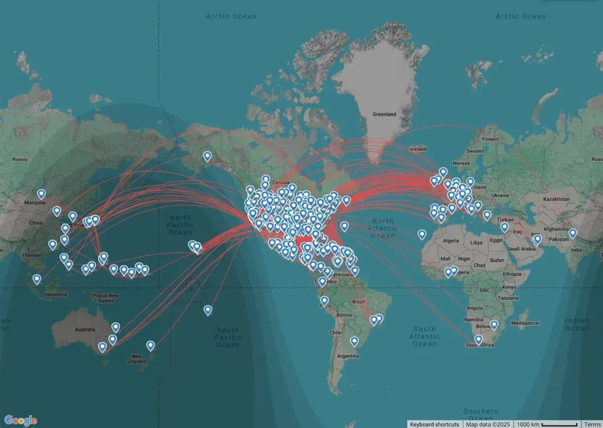 Mapa świata z zaznaczonymi trasami lotniczymi. Wiele punktów na mapie sugeruje, gdzie warto polecieć na wakacje, od Ameryki Północnej po Azję i Australię.