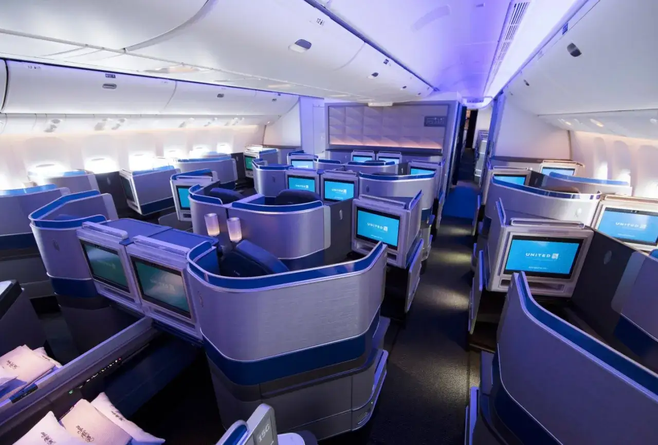 Luksusowe fotele klasy biznes United Polaris, oferujące komfort i prywatność. To jedne z najlepszych linii lotniczych na świecie.