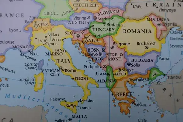 Mapa Europy z zaznaczoną Czarnog&oacute;rą i krajami bałkańskimi