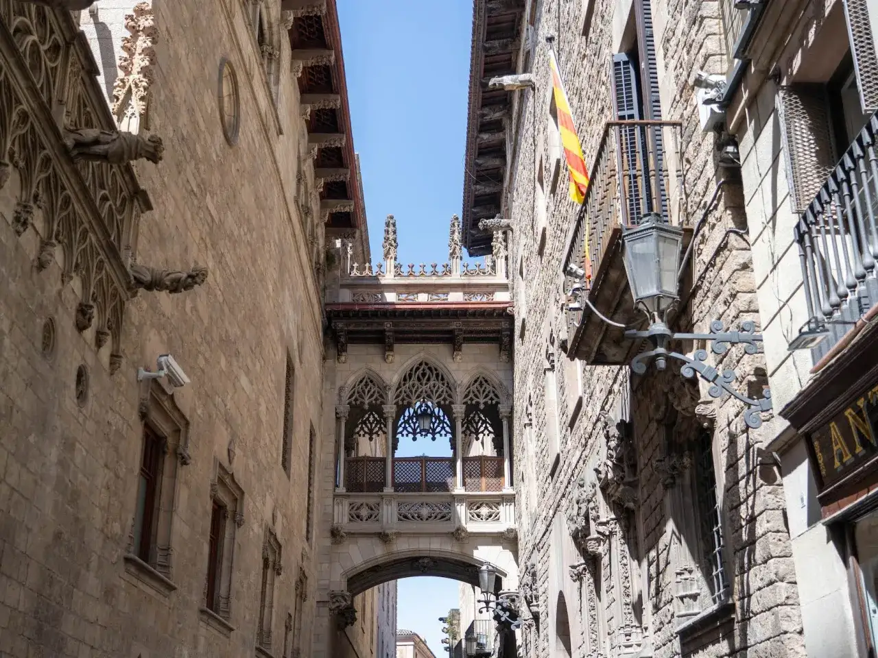 Urokliwe place i uliczki Gràcia Barcelona