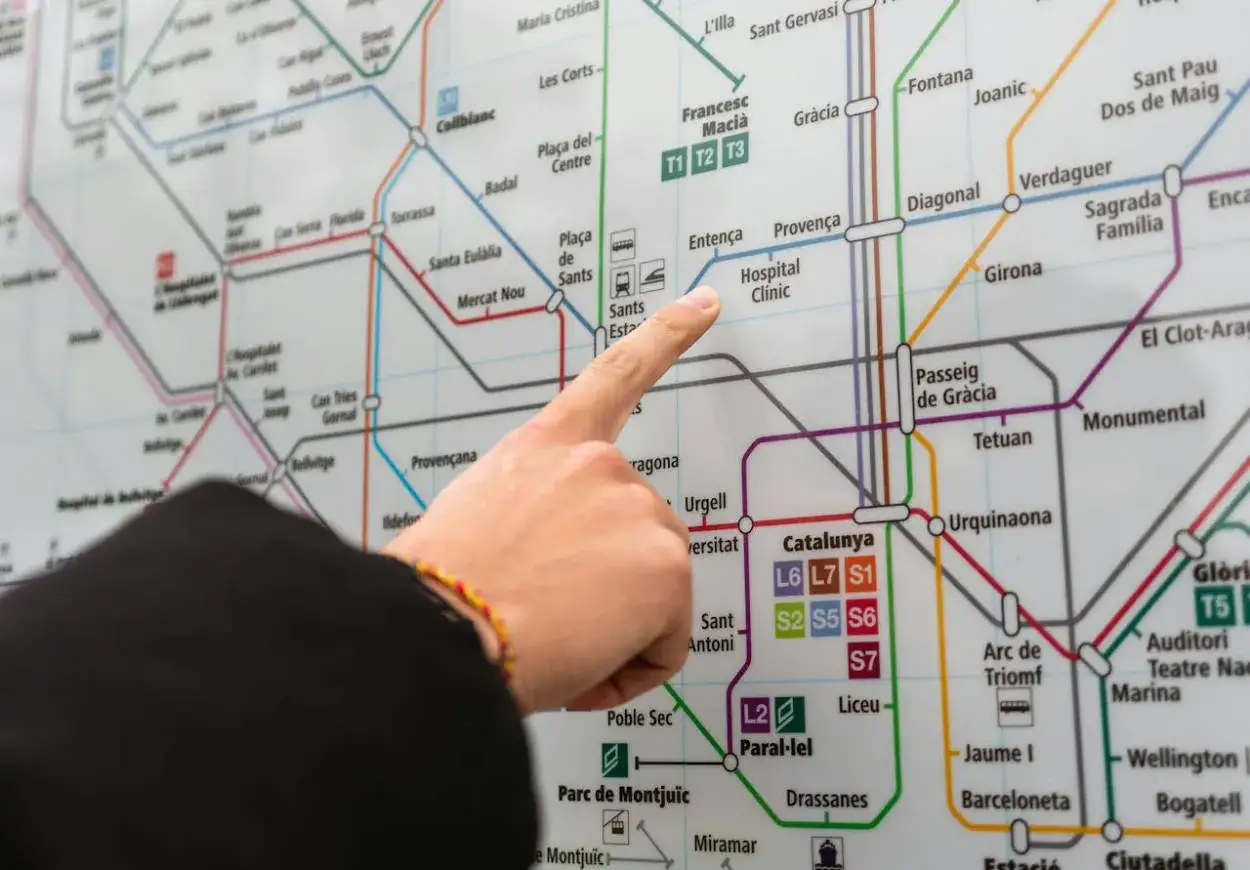 Palec na mapie metra w Barcelonie, wskazujący drogę do Hospital Clínic. Planujesz podróż z lotniska Barcelona?