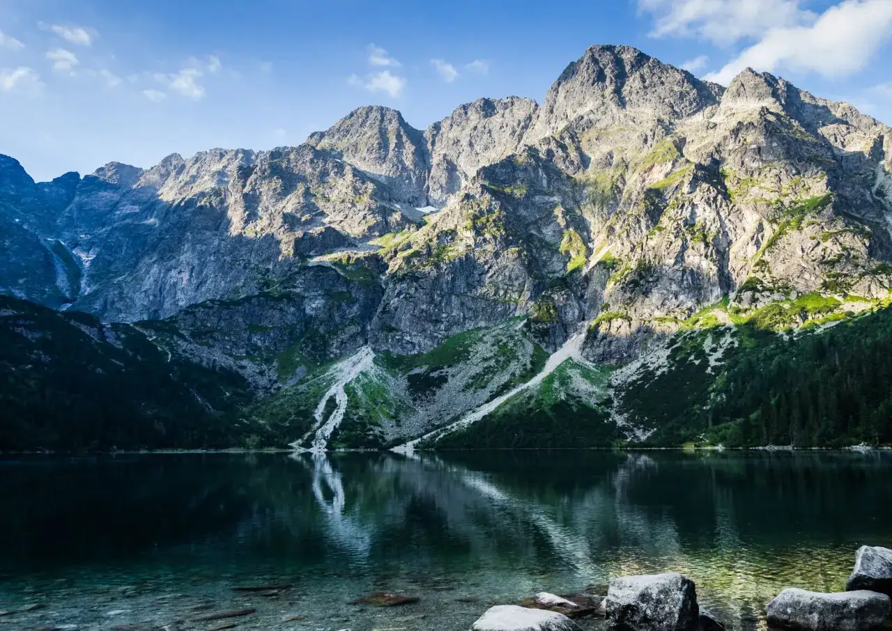Majestatyczne góry odbijają się w spokojnej tafli Morskiego Oka. Idealne miejsce na wędrówkę, piękna morskie oko trasa.