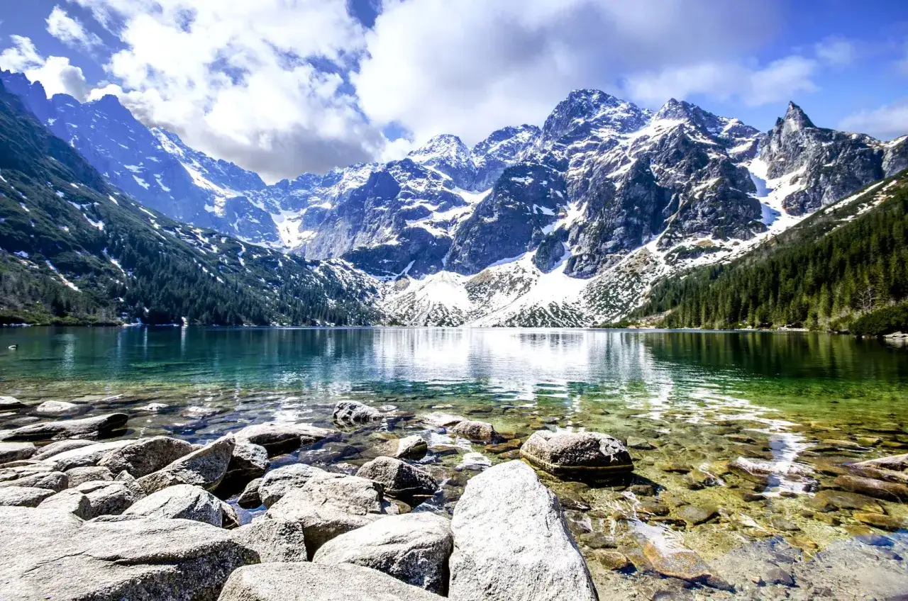 Morskie Oko, uchodzące za najpiękniejsze góry w Polsce, z krystalicznie czystą wodą i ośnieżonymi szczytami Tatr.