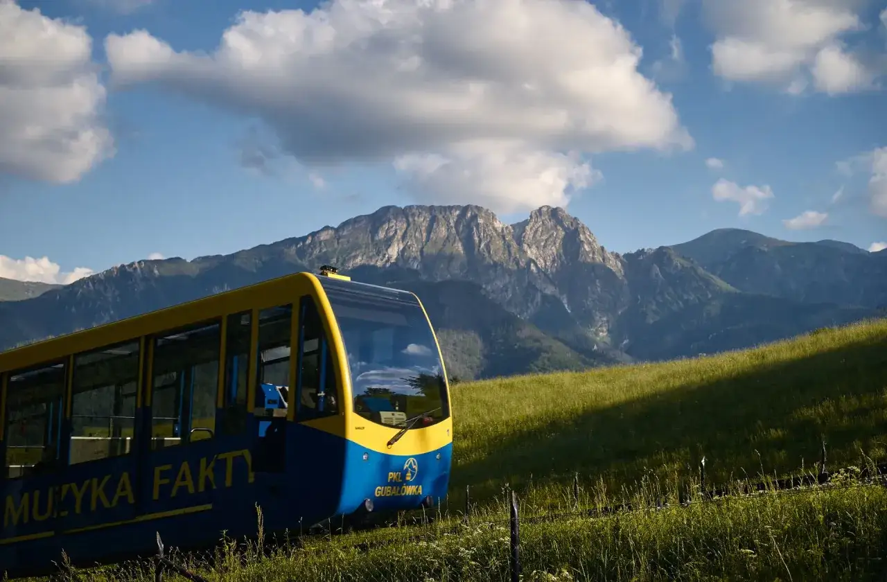 Kolejka na Gubałówkę czeka, by zabrać Cię na szczyt. Sprawdź, ile kosztuje wjazd na Gubałówkę i podziwiaj Tatry!