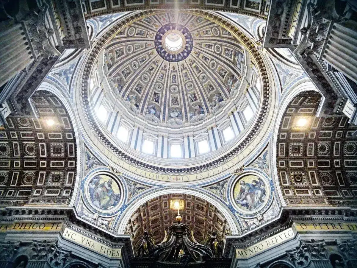 Majestatyczna kopuła Bazyliki św. Piotra, wspaniała architektura. Bilety do Watykanu warto kupić wcześniej.