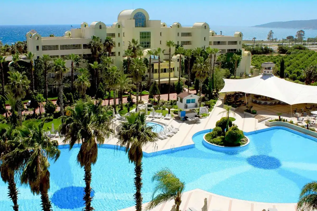 Luksusowy hotel z basenem i palmami, idealne miejsce na wakacje w Finike.