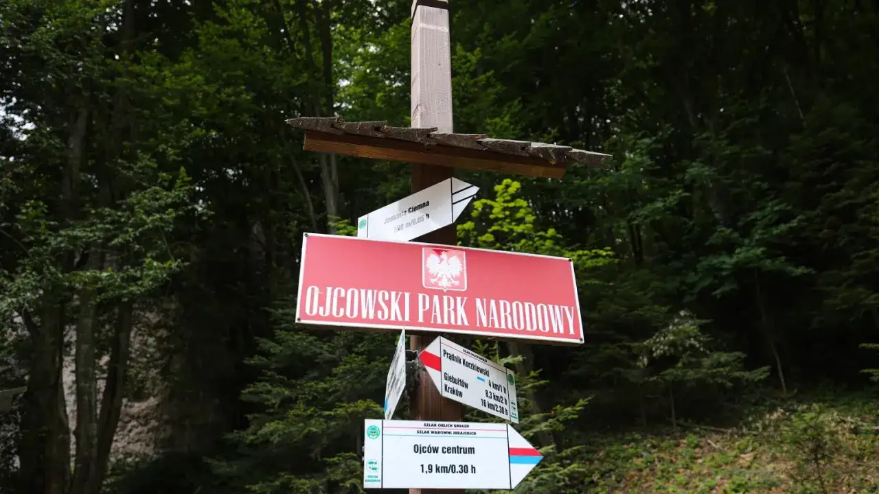 Droga do Jaskini Ciemnej i centrum Ojcowskiego Parku Narodowego, najmłodszego parku narodowego w Polsce.