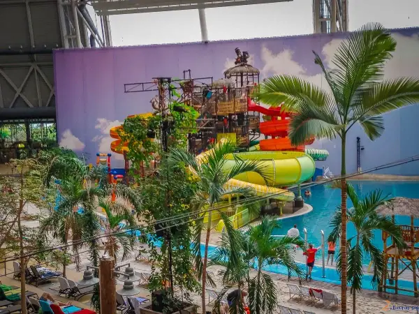 Wodne zjeżdżalnie i palmy tworzą tropikalny raj. Marzysz o wakacjach? Sprawdź bilety na tropical islands!