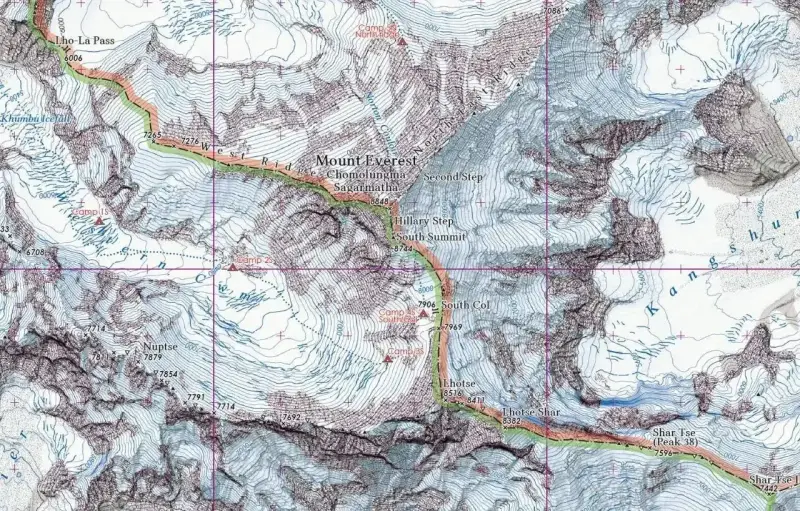Mapa topograficzna z zaznaczoną trasą na Mount Everest. Widoczne obozy, przełęcze i szczyty, w tym Lho-La Pass, Khumbu Icefall, South Summit, Lhotse.