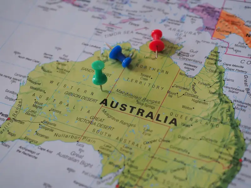 Gdzie jest Sydney? Na mapie Australii zaznaczono trzy punkty. Jeden z nich wskazuje na wschodnie wybrzeże, gdzie znajduje się Sydney.